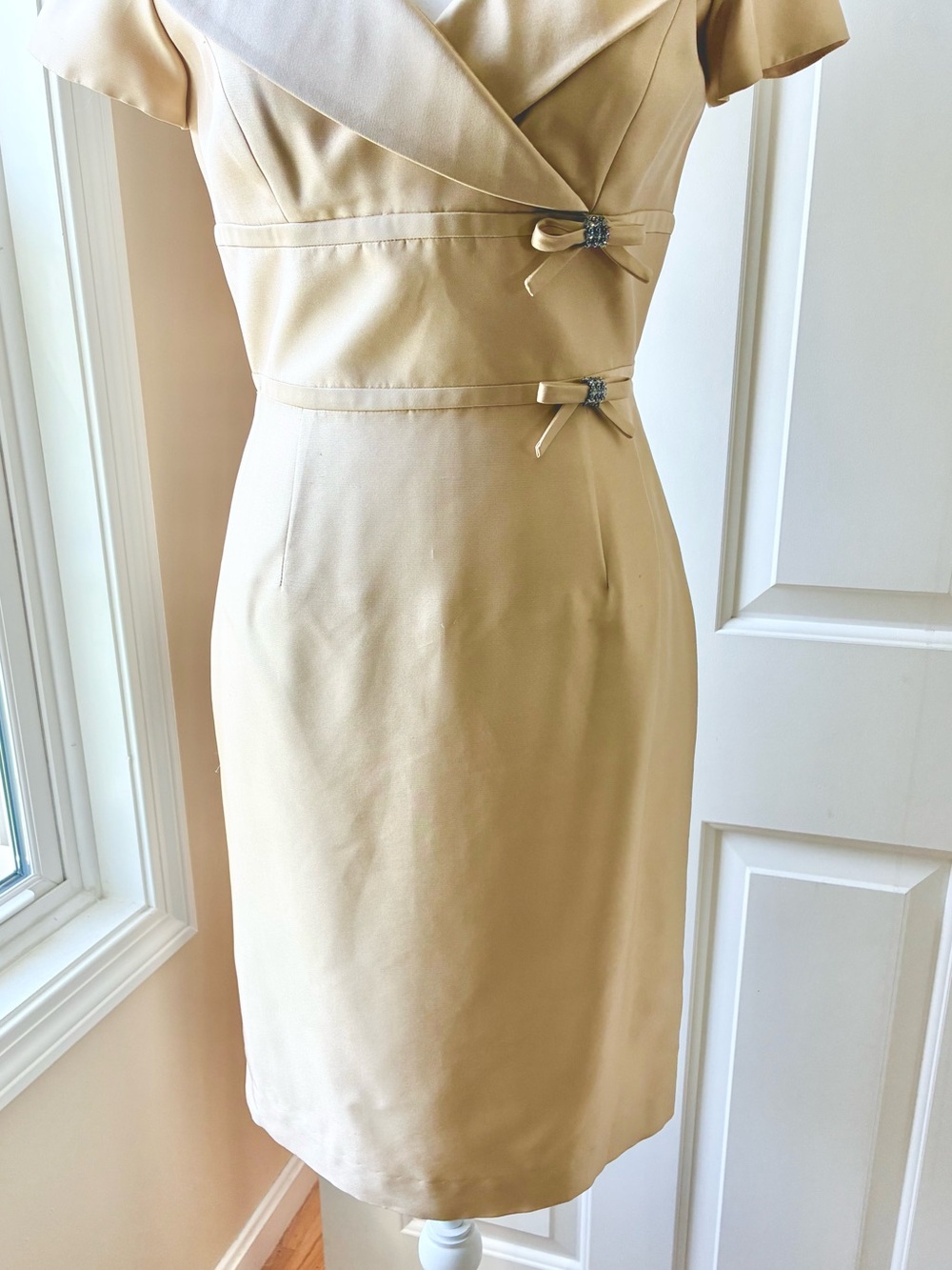 Talbots Classic Sheath Dress Retro Styling Cap Sleeve V-neckline Gold Size 2 - Picture 4 of 13
